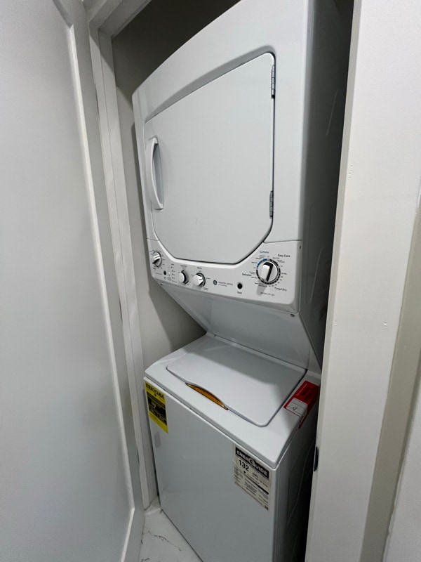 Building Photo - 9 Stecher St