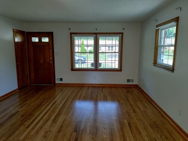 Building Photo - 7914 Greenway Dr