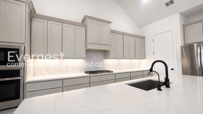 Foto del edificio - Charming Rental with Pool & 2-Car Garage  / Fenced-Yard / Off-street Parking / Available now!