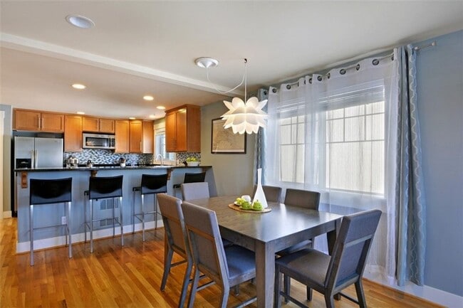 Building Photo - Stylish Townhome 4 Blocks North of Green Lake