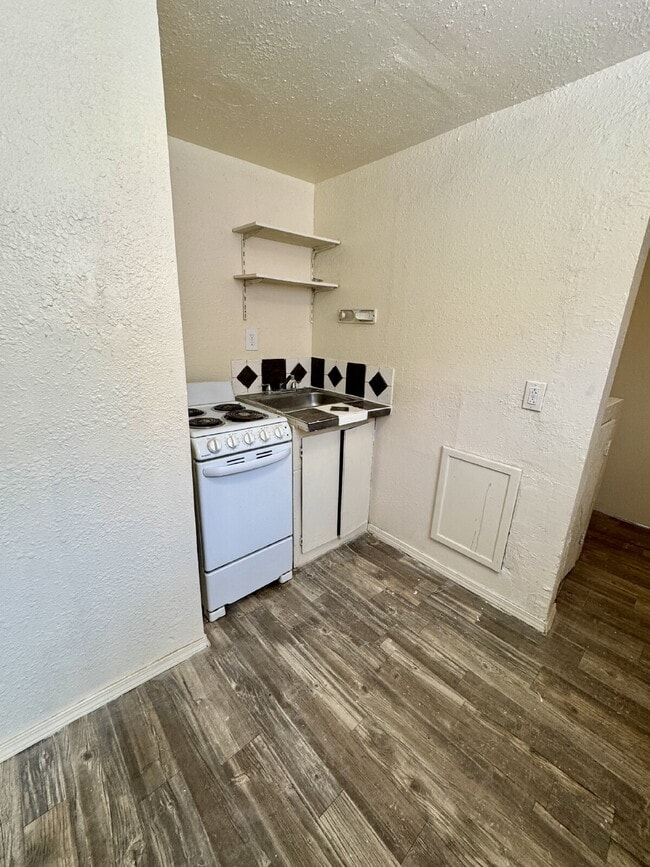 Foto del edificio - Cozy studio with a yard! $200 WalMart gift card if move in by Jan 1!
