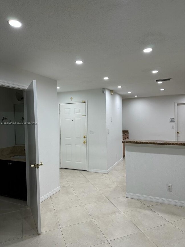 Building Photo - 991 Sevilla Cir