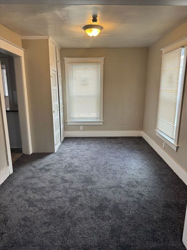 Foto del edificio - Huge 3 bedroom, 1 bath home featuring updates throughout