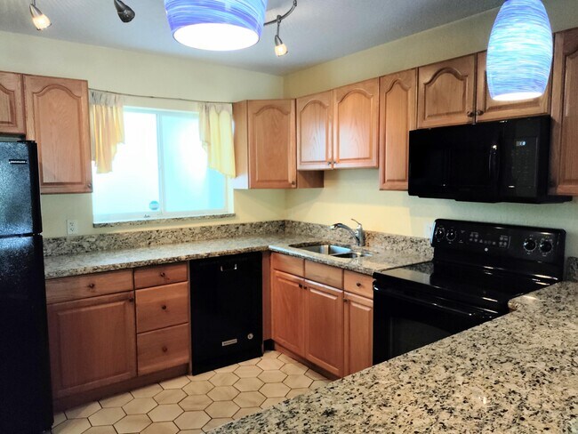 Building Photo - 421 S Lakeside Dr