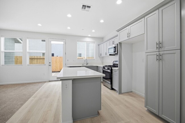 Foto del edificio - Brand New 4 Bedroom 3 Bathroom with solar in NW Visalia!!!