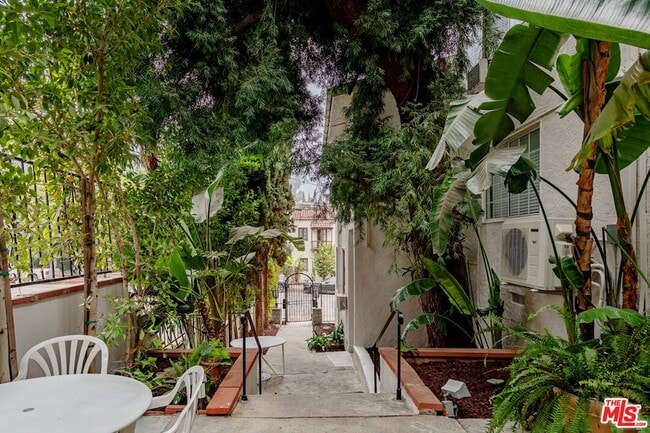 Building Photo - 2401 Beachwood Dr