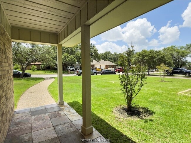 Building Photo - 2525 Willow Bend Dr