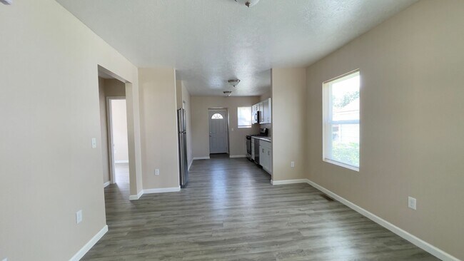 Foto del edificio - NEWLY RENNOVATED...2 Bedroom 1 Bath