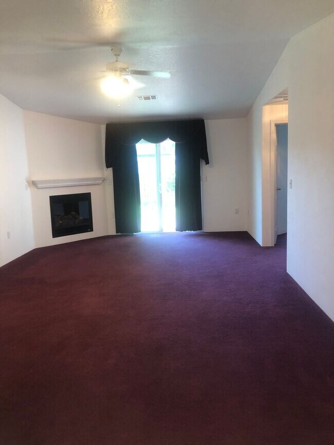 Foto del edificio - Well Maintained 3 bedroom, 2 bath house in...