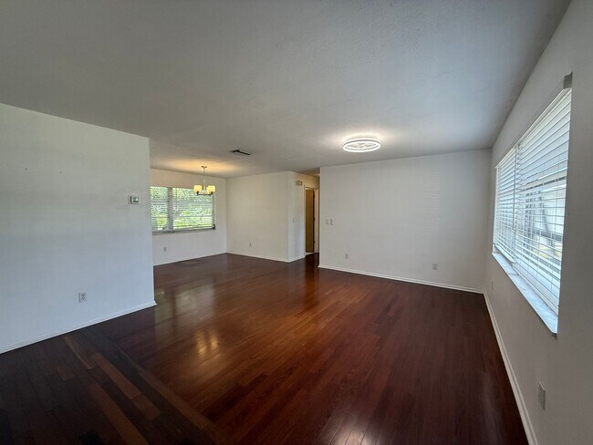 Foto del edificio - Amazing 2-bedroom, 2-bathroom home on a lake.