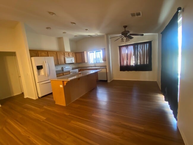 Building Photo - 3821 Ravine Ave