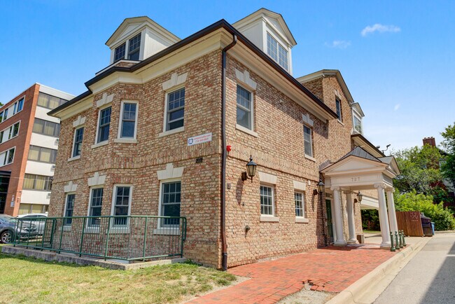 Foto del edificio - 727 South Forest Avenue
