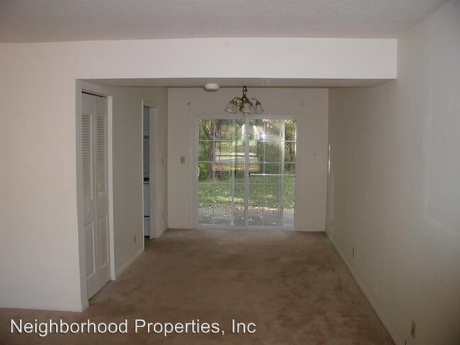 Foto del edificio - 113 Longwood Dr