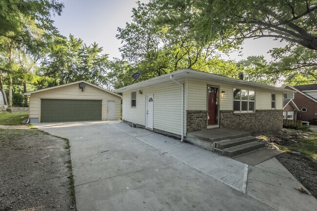 Foto del edificio - Beautiful 3 bedroom 1 bathroom home