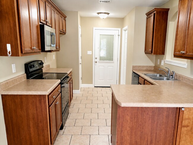 Foto del edificio - 3bed/2bath Home with fenced yard!  New paint and Flooring