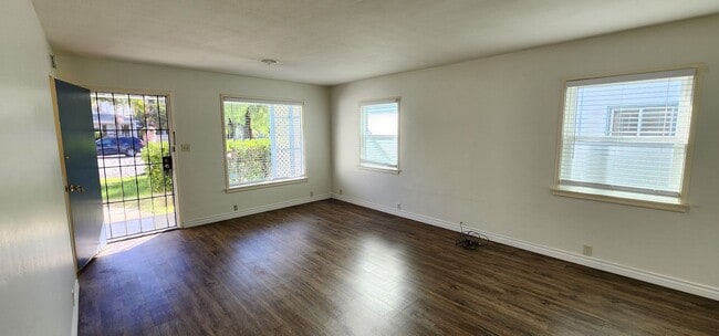 Building Photo - 804-808 H Ave.