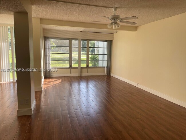 Foto del edificio - 9401 Evergreen Pl