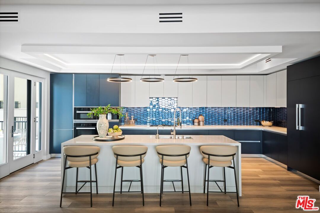 Primary Photo - 160 N La Peer Dr