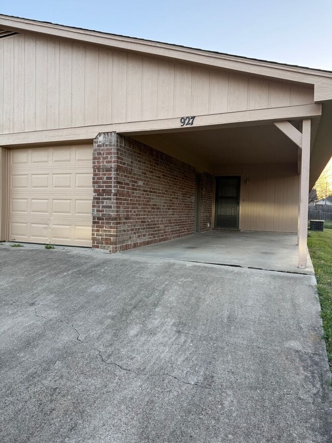 Building Photo - 927 Terry Trail