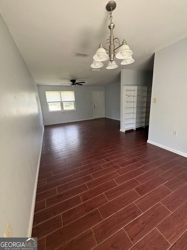 Foto del edificio - 542 Chateau Cir