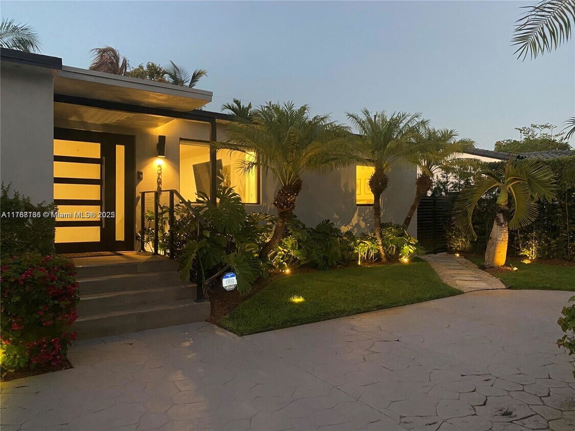 Foto principal - 3661 SW 18th Terrace
