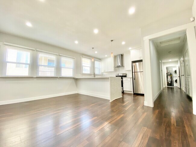 Building Photo - 1756 N La Brea Ave