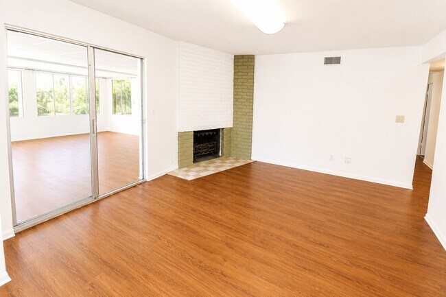 Foto del edificio - 1087 N Greengrove St