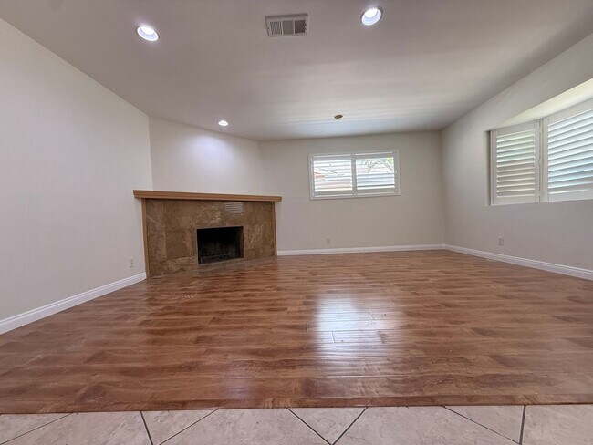 Foto del edificio - 6449 Sheltondale Ave