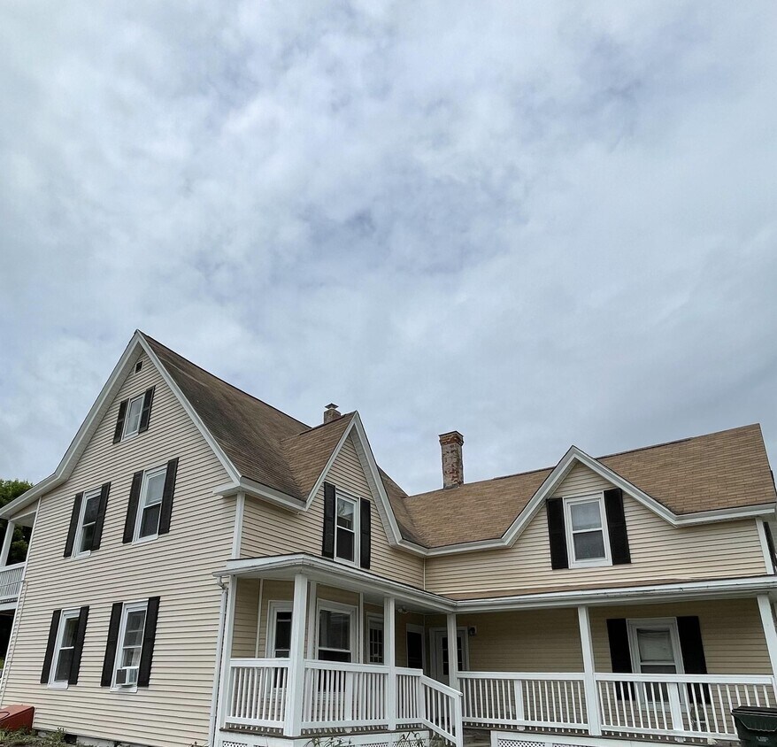 232 Mast Rd Unit B, Manchester, NH 03102 Room for Rent in Manchester