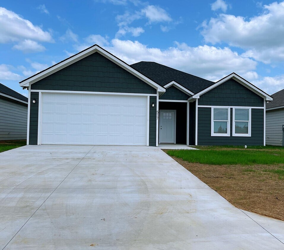 Foto principal - Brand New/Open floor plan/Foam Insulation/...