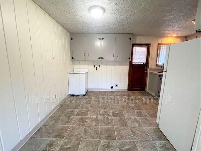 Building Photo - 612 NE Andresen Rd