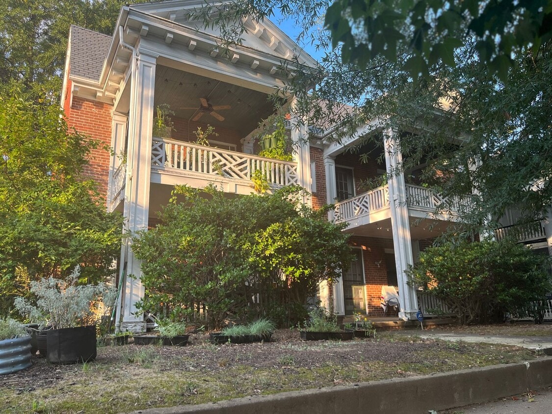 Primary Photo - 3228 W Grace St