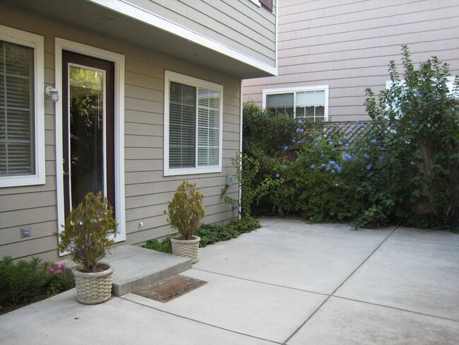 Building Photo - 1041 Warren Dr