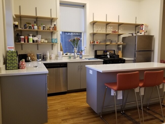 Building Photo - 1135 N Damen Ave