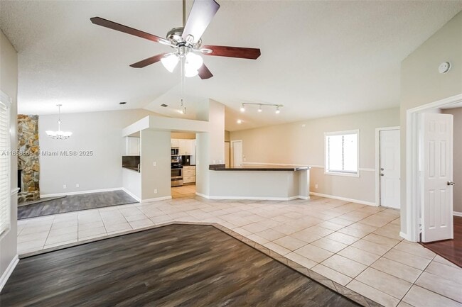 Building Photo - 899 Daffodil Dr