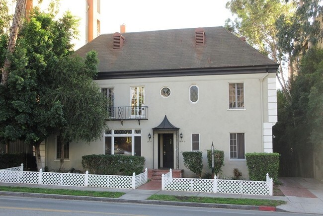 Building Photo - 7414 Hollywood Blvd