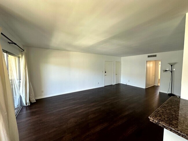 Foto del edificio - Spacious Upper level 1 bed -1 bath with parking and pool in Encino