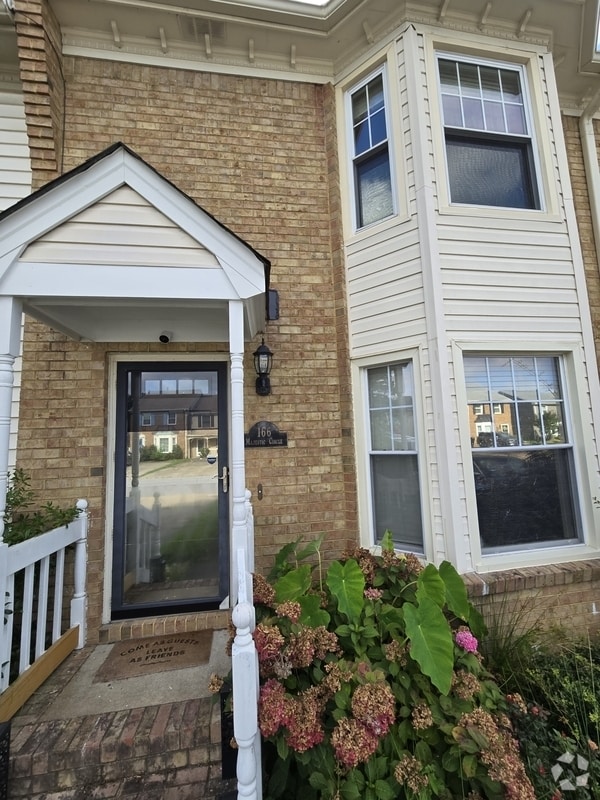 Building Photo - 166 Majestic Cir