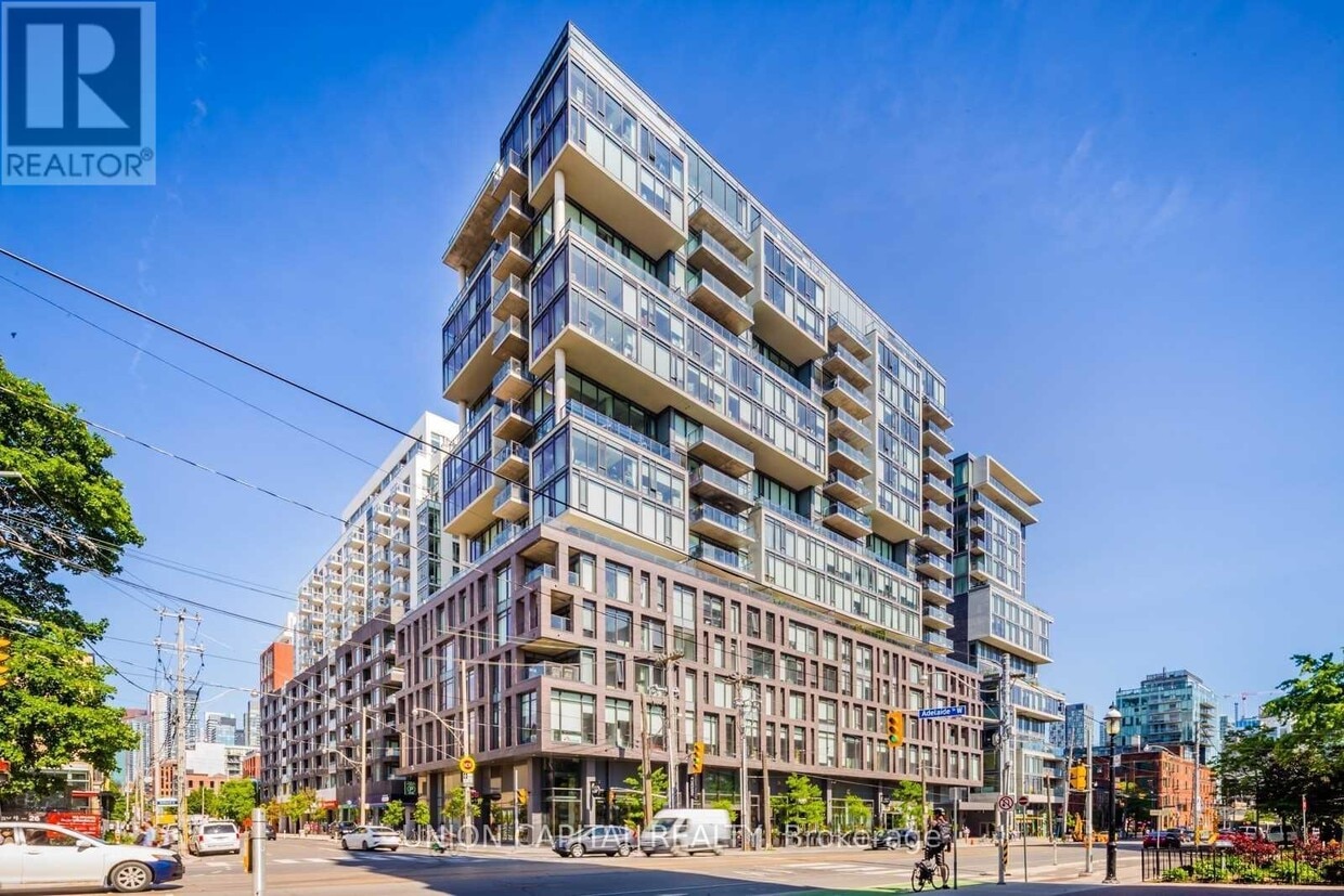 Primary Photo - 111-111 Bathurst St