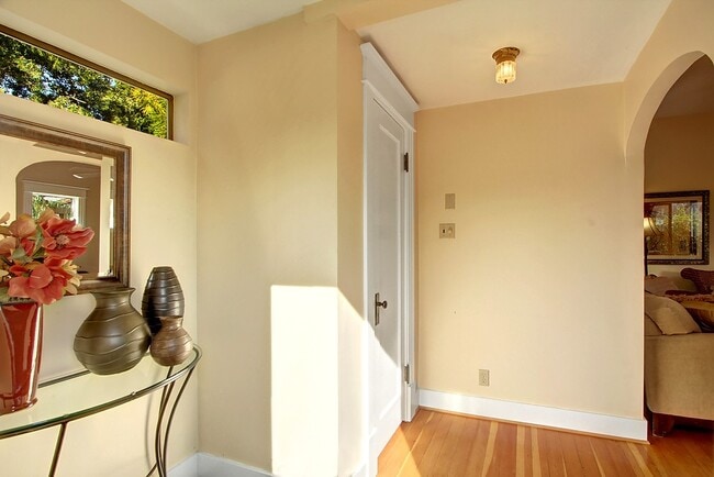 Foto del edificio - 7360 21st Ave NW