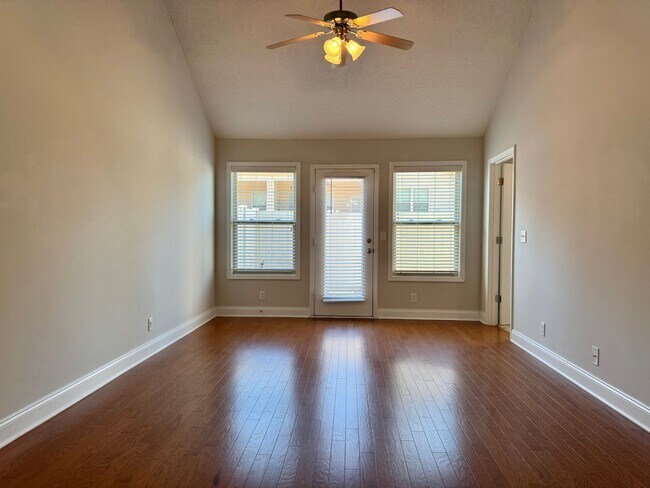 Building Photo - 3 Bed, 2.5 Bath Home w/ 1 Car Garage