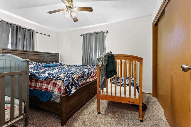 bedroom - 2414 E Newberry St