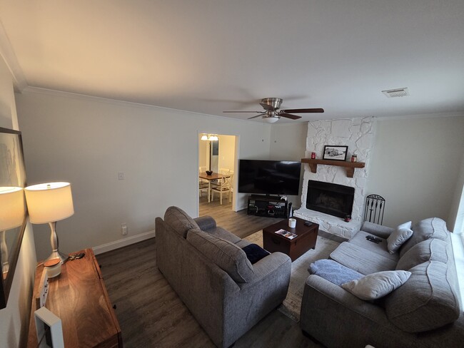 Building Photo - 128 Bluegrass Dr