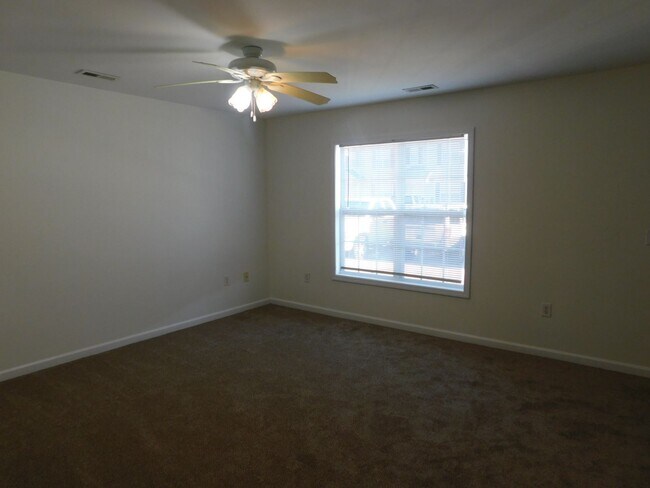 Foto del edificio - Townhouse Located Conveniently Near Base