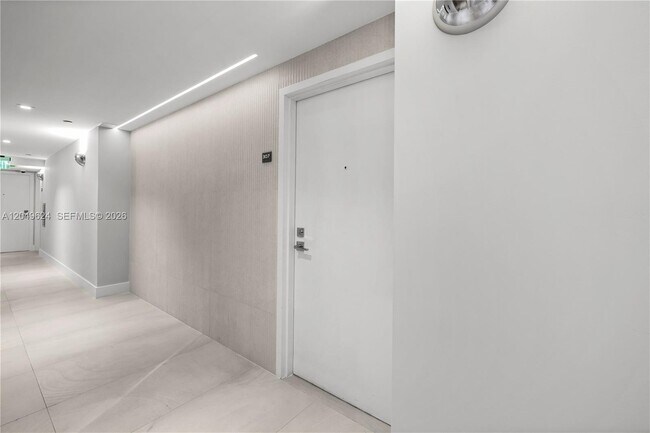 Building Photo - 2457 Collins Ave