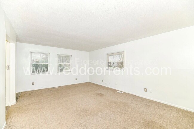 Foto del edificio - 5361 E Burgess Ave