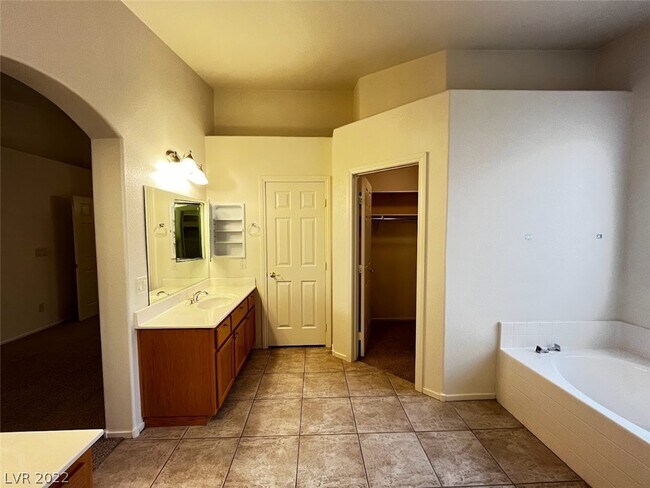 Building Photo - 5808 Spinnaker Reach Ave