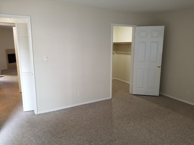 Building Photo - 1 Bedroom Condo in Vizcaya