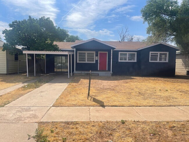 Foto del edificio - Great 4 Bedroom Close to I-27! Half off Fi...