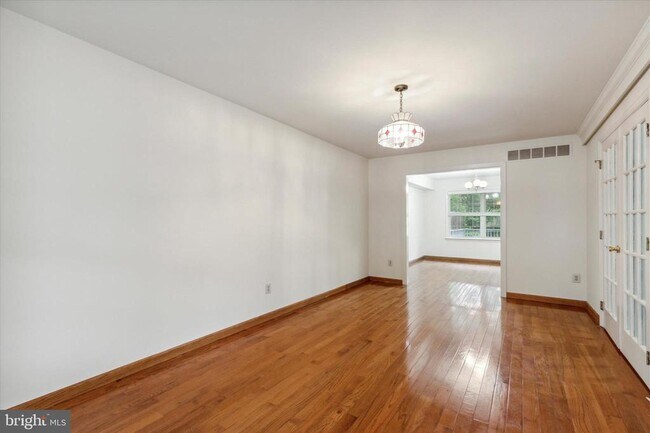 Building Photo - 806 Poplar Ct